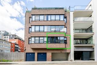 Dit tweeslaapkamerappartement is gelegen op wandelafstand van het centrum van Oostende. Op heden is er een vaste huurster waardoor het een interessante investering vormt. <br /><br />Het pand is logisch ingedeeld met ten eerste een ruime inkomhal. Verder is er de leefkamer en aansluitende keuken. Achterin het appartement is er een ruime badkamer met bad/douchecombinatie. Er zijn twee volwaardige slaapkamers aanwezig. Tot slot is er nog een handige berging met aansluiting voor een wasmachine. <br /><br />Het appartement beschikt daarenboven over een conforme elektrische keuring en een gunstig EPC label. <br /><br />Bent u op zoek naar een interessante investering? Aarzel dan niet en neem contact op voor meer info of een afspraak. <br /><br />