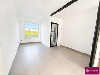 Maison rénovée avec 2 chambres, située dans un environnement très calme ! Au rez-de-chaussée : hall d'entrée, séjour et cuisine ouverte. Au 1er étage : hall de nuit, une grande chambre, WC séparé et salle de bains avec douche et meuble-lavabo (1 vasque). Au dernier étage : une grande chambre. Jardin agréable avec terrasse et abri de jardin, orienté sud-est. Maison rénovée – PEB : label C. Situation très paisible avec une magnifique vue dégagée sur les champs. À distance de marche des transports en commun, des commerces, des écoles et des restaurants.