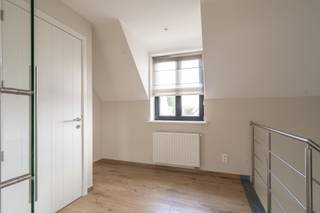 Dit charmante appartement combineert ruimte, licht en comfort op een rustige locatie.Via de privatieve inkomhal bereikt u via een trap de...