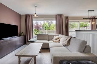 Located in a quiet and child-friendly cul-de-sac, a stone's throw from the De Gavers provincial domain, you will discover this renovated semi-detached building. Thanks to a favourable EPC label B, you can also enjoy energy-efficient and future-proof living comfort here.The entrance hall with guest toilet provides access to the bright living space. This flows seamlessly into the open kitchen with a cooking island. Thanks to the large windows, you can enjoy plenty of natural daylight and a direct connection to the sunny garden. The ground floor also has a convenient indoor garage.The first floor offers three fully-fledged, comfortable bedrooms and a bathroom. This includes a walk-in shower, washbasin and a second toilet. Via a fixed staircase, you reach the second floor, which is fully equipped as a spacious multipurpose room (7.5 x 3.5 m). This room is perfect for use as a master bedroom, telework desk, playroom or gym.Around the house is a maintenance-friendly, fully enclosed and perfectly south-west-facing garden on a 270 m² plot. Thanks to this ideal orientation, you can enjoy the sun on the terrace in privacy from early afternoon to late evening. A practical rear garden shed offers the necessary extra storage space.Get in touch today for an on-site visit!You can consult Dewaele DIY's general terms and conditions at any time via dewaele.comRegister of measures: no
