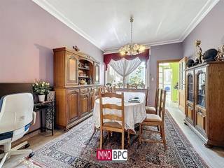 <p><span>Laissez-vous séduire par cette maison chaleureusement entretenue, avec jardin et terrasse orientés plein sud un véritable havre de paix. Idéale pour les familles à la recherche despace, de lumière et dun cadre de vie convivial.</span></p><p><span>Dès lentrée, un hall accueillant vous mène vers un vaste et élégant séjour. La cuisine, entièrement équipée, offre tout le confort moderne et un accès direct au jardin ensoleillé un endroit parfait où les enfants peuvent jouer en toute sécurité.</span></p><p><span>La maison dispose de trois chambres spacieuses et lumineuses, chacune avec une atmosphère chaleureuse. La salle de bain entièrement équipée. Vous bénéficierez en outre dun agréable balcon et dune cave pratique pour le rangement.</span></p><p><span>Idéalement située à distance de marche des commerces, écoles et transports en commun. Lexcellente mobiscore de 9/10 témoigne de laccessibilité exceptionnelle de ce bien.</span></p><p><span>Vous cherchez une maison prête à emménager où vous vous sentirez immédiatement chez vous ? Ne laissez pas passer cette opportunité ! Venez découvrir par vous-même tout le charme et le confort de cette magnifique maison cest peut-être votre futur chez-vous ! </span></p>