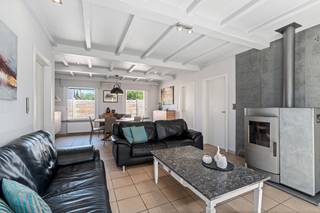 [[ DIT PAND NEEMT DEEL AAN DE ERA OPEN HUIZEN DAG OP 13/6 VAN 13:00 TOT 14:00 ]]
<h2> </h2>

<p>Bent u op zoek naar een eigendom waar wonen en werken perfect gecombineerd kunnen worden? Dan biedt deze uitzonderlijk ruime vrijstaande woning in Lievegem een unieke opportuniteit.</p>

<p>Deze vergunde handelswoning beschikt over een royale woonst gecombineerd met uitgebreide professionele en polyvalente ruimtes. Dankzij de aparte garage, het ruime magazijn en de extra multifunctionele ruimte achter de woning zijn de mogelijkheden vrijwel eindeloos. Ideaal voor zelfstandigen, vrije beroepen, opslagactiviteiten, ateliers, praktijkruimtes of een combinatie van wonen en ondernemen.</p>

<p>De achterliggende polyvalente ruimte werd vroeger gebruikt als feestzaal en beschikt over een eigen keuken en afzonderlijk toilet. Op de verdieping bevindt zich bovendien een studio die extra woon- of gebruiksmogelijkheden biedt.</p>

<p>Ook op vlak van duurzaamheid scoort deze eigendom uitstekend. Met maar liefst 44 zonnepanelen en een regenwaterput geniet u van een lagere energiekost en een meer milieubewuste woon- en werkomgeving.</p>

<p>De ruime oprit is speciaal voorzien voor zwaar geladen voertuigen, wat een belangrijke meerwaarde vormt voor professionele activiteiten die logistieke toegankelijkheid vereisen.</p>

<h3>Een eigendom met uitzonderlijk veel potentieel voor ondernemers, investeerders of gezinnen die ruimte zoeken om wonen en werken samen te brengen.</h3>