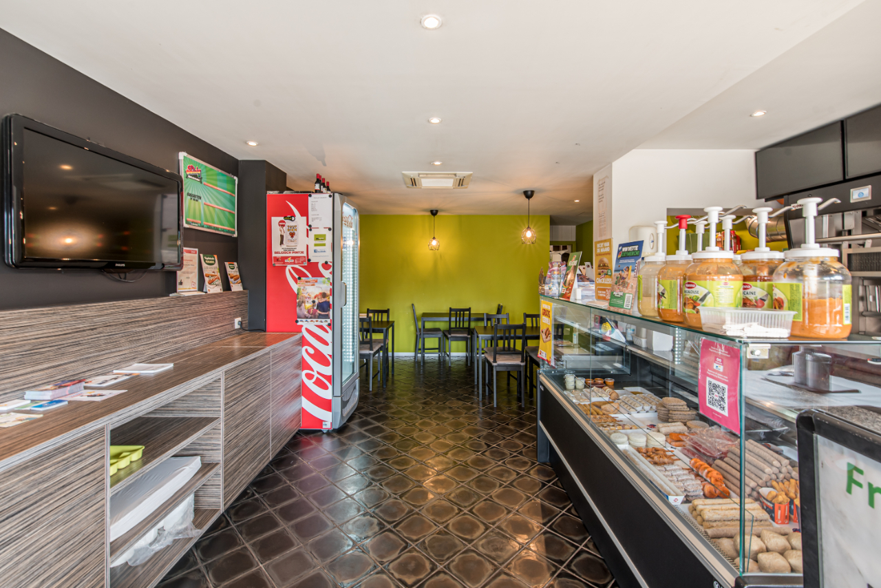 Opbrengsteigendom bestaande uit een handelspand en een appartement! - foto 3