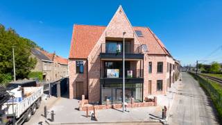Residentie 'Het zonnig hoekje' verwijzend naar het klein naambordje die op de oorspronkelijk site aan de voorgevel van de woning ging, heeft zijn...