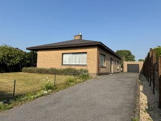 Deze woning met veel potentieel is gelegen in de Sint-Hubertstraat in Deinze, op een centrale locatie met vlotte verbindingen naar winkels, scholen en het stadscentrum. De woning staat op een perceel van 926 m² en biedt dankzij de indeling en ligging tal van mogelijkheden.<br /><br />Via de zijdelingse inkom kom je in een ruime centrale hal die toegang geeft tot alle vertrekken. Vooraan ligt de lichtrijke leefruimte met een gezellige gaskachel, aansluitend vind je de keuken die in directe verbinding staat met de rest van de woning. Verder zijn er twee bergingen: een kleinere en een grotere met aansluiting voor de wasmachine en toegang tot de tuin via de achterdeur.<br /><br />De woning beschikt over drie ruime slaapkamers, een badkamer met bad en lavabo en een apart toilet. Daarnaast is er een grote bergzolder die extra opbergruimte biedt.<br /><br />Buiten kan je genieten van twee terrassen, één aan de zijkant en één achteraan, en is er voldoende plaats om meerdere wagens te parkeren. De aparte garage met geautomatiseerde poort en extra opbergruimte maakt het geheel compleet. De woning is aangesloten op stadswater en regenwater, beschikt over aardgas en heeft accumulatieverwarming.<br /><br />Met de sterke structuur, het grote perceel en de centrale ligging is deze woning een opportuniteit. Neem vandaag nog contact met ons op en plan jouw bezoek.