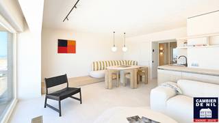 Uitzonderlijk gerenoveerd appartement genietend van een zeer mooie gevelbreedte (>5,5 m) op Zeedijk-Knokke, ideaal gelegen tussen Lichttoren- en Albertplein. <br /><br />Dit appartement omvat inkom met apart toilet, en vestiairekast. Brede woonkamer ingericht met zitbank dat geniet van een zeer spectaculair zeezicht, dat uitgeeft op terras. Open keuken met alle comfort. <br /><br />2 volwaardige slaapkamers, beide met elk hun eigen sanitaire ruimte, bij de masterbedroom hoort een badkamer met dubbele lavabo, ligbad en toilet. Eén slaapkamer heeft een aangenaam zeezicht. Derde kamer ingericht met lollipop-stapelbed. <br />Privatieve kelder in de residentie. <br /><br />Mogelijkheid tot aankoop vlot toegankelijke autostaanplaats op het niveau -1 in de buurt. <br /><br />Meubelen, exclusief schilderij, inbegrepen in de vraagprijs. <br /><br />Absolute aanrader!