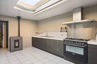 Naar het einde toe van de doodlopende Damweg op enkele stappen van het jaagpad, ligt de inrit voor deze woning in 2de lijn waar je onmiddellijk een grote garage hebt van 40m² en een ruime carport op een perceel grond van 740m².<br /><br />De woning zelf is op het gelijkvloers volledig ingericht met een ruime keuken van 22m² met een deur tot een veranda en aansluitend een badkamer met inloopdouche en een apart toilet. De lichtrijke woonkamer is opgedeeld door een schouw met een doorkijkhaard. Naast de woonkamer zijn er ook nog 2 slaapkamers aanwezig van 12 en 14m².<br /><br />De zolderverdieping is een grote geïsoleerde ruimte van 75m² en er is een kelder van 14m². Elektriciteit is niet conform, de installatie met 16 zonnepanelen, goed voor 4560WP is uiteraard wel conform. Los van de woning is er nog een bijgebouw van 22m² dat vroeger werd gebruikt als bureau. De voorkant van het perceel ligt in woongebied, achterkant in industriegebied wat mogelijkheden biedt naar gebruik.<br /><br />Voor meer inlichtingen of een plaatsbezoek, contacteer Peter (BIV 510.335) op 0495 511 391 of mail naar peter@therockrealestate.be.