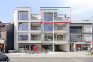Ligging:<br />Dit mooie penthouse is gelegen op Pas 9 in hartje Geel. Het appartement bevindt zich op wandelafstand van De Markt. Hierdoor bevinden de vele winkels, horecazaken, alsook het openbaar vervoer zich in de nabije omgeving. Het mooie uitzicht op de kerk en het marktplein maakt dit appartement compleet.<br /><br />Beschrijving van dit nieuwbouwappartement (met lift) is als volgt:<br />- Inkomhal met ruimte voor vestiaire<br />- Lichtrijk appartement met vele raampartijen en dakkoepels in de hal en de badkamer<br />- Open keuken is prachtig ingericht met alle nodige toestellen (spoelbak, inductie kookplaat, dampkap, combi-oven, koelkast en vaatwasser)<br />- Badkamer met een badkamermeubel, dubbele lavabo, wc en inloopdouche<br />- 2 slaapkamers met elk toegang tot het terras achteraan<br />- Tweede terras vooraan<br />- Apart gastentoilet met handenwasser<br />- Berging met aansluiting voor een wasmachine<br />- Verwarming/koeling : een warmtepomp zorgt voor aangename temperaturen aan de hand van vloerverwarming en vloerkoeling<br />- Private kelderberging<br />- Carport met bekabeling voor laadpaal op afgesloten parking achteraan het gebouw<br />- Afgesloten gemeenschappelijke fietsenstalling<br />- Het appartement beschikt over 8 private zonnepanelen<br /><br />Extra:<br />- Huurprijs 1275 euro/maand + 75 euro /maand gemeenschappelijke kosten.<br />- Beschikbaar vanaf 15/05/2026<br />- Energiezuinig appartement met uitzonderlijke plafondhoogtes <br />- Domotica voorzien<br />- Het appartement wordt volledig geschilderd en voorzien van lichtarmaturen<br /><br />Uitsluitend via onze website www.vastengoed.be kan u een bezichtiging inplannen op de vooropgestelde bezoekmomenten. Voor andere vragen kan u het kantoor bereiken op het nummer 014/72.73.74.