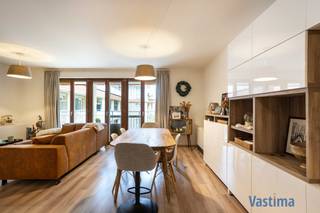 PLAN NU UW AFSPRAAK VIA ONZE WEBSITE VASTIMA.BE > HUREN > IK WIL HUREN / GEEN TELEFOON.<br /><br />PRENEZ RENDEZ-VOUS PAR NOTRE SITE WEB VASTIMA.BE > HUREN > IK WIL HUREN / PAS DE TÉLÉPHONE.<br /><br />Residentie Denderhof is gelegen op een idyllische locatie in Erembodegem, met het dorpscentrum op nauwelijks 200 meter, aan de oevers van de Dender en met zicht over natuurgebied De Gerstjens.<br /><br />Het appartement bestaat uit een lichtrijke woonkamer met directe toegang tot het ruime terras, open keuken, bergruimte met aansluiting voor wasmachine, slaapkamer 1 met aansluitende douchekamer, slaapkamer 2, badkamer met douche in bad en een 2de terras. Gelegen op de 1e verdieping. Lift aanwezig.<br /><br />Videofoon / Fietsenstaanplaats / Kelderruimte aanwezig. Inclusief ondergrondse autostaanplaats.<br /><br />De residentie is strategisch gelegen nabij invalswegen, het centrum van Erembodegem met vele winkels en horeca op wandelafstand, openbaar vervoer (trein en bus), de natuurgebieden en ontspanning.<br /><br />Het complex is voorzien van gemeenschappelijke afvalcontainers. Maandelijkse lasten 100,00 EURO.<br /><br />PLAN NU UW AFSPRAAK VIA ONZE WEBSITE VASTIMA.BE > HUREN > IK WIL HUREN / GEEN TELEFOON.<br /><br />PRENEZ RENDEZ-VOUS PAR NOTRE SITE WEB VASTIMA.BE > HUREN > IK WIL HUREN / PAS DE TÉLÉPHONE.