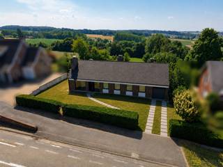 <span><span><strong>1ste bezoekdag donderdag 20 augustus! Inschrijven kan via www.nobels.be onder referentienummer 4412035.</strong></span></span><br /><br />VERDER AF TE WERKEN BUNGALOW op een UITSTEKENDE LOCATIE waar u geniet van een LANDELIJKE OMGEVING zonder in te boeten aan BEREIKBAARHEID. Dankzij de VLOTTE VERBINDING met de N60 en de nabijheid van winkels, scholen en andere voorzieningen combineert deze eigendom het beste van CENTRAAL en LANDELIJK WONEN. Deze gezinswoning biedt een RUIM WOONVOLUME, maar liefst 5 SLAAPKAMERS en een PRACHTIG PERCEEL met BOOMGAARD en UNIEK VERGEZICHT. Bovendien werden reeds verschillende belangrijke renovaties uitgevoerd, waaronder de VERNIEUWING VAN DE RAMEN, de ELEKTRISCHE INSTALLATIE, de keuken en de woonkamer, waardoor u de woning verder naar EIGEN SMAAK KAN AFWERKEN.<br />De indeling gaat als volgt: via de inkomhal betreedt u de lichtrijke woonkamer met open ingerichte keuken, waar grote raampartijen zorgen voor een aangename lichtinval en een mooi zicht op de tuin. Verder beschikt de woning over een nachthal, een apart toilet, een doucheruimte, een badkamer, een praktische garage en maar liefst 5 slaapkamers, ideaal voor grote gezinnen of wie nood heeft aan een bureau of hobbyruimte. Via een luik bereikt u bovendien de zolder, die bijkomende opbergmogelijkheden biedt.<br />Buitenshuis geniet u van een praktische oprit, een ruime tuin met prachtig vergezicht en een eigen boomgaard, waar u in alle rust kan genieten van de groene omgeving en het landelijke karakter van deze eigendom.<br /><br />Adres: Rijksweg 104 te Maarkedal<br /><br />EPC: 326kWh/m²; G-score en P-score A; Geen renovatieplicht van toepassing; Bestuursmaatregelen in het maatregelenregister: Neen; Beschikbaar bij akte