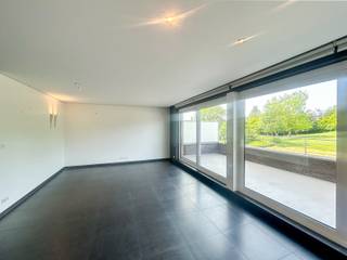<p><strong>Prachtig en ruim duplex-appartement met twee slaapkamers, twee badkamers, groot zonneterras en garagebox op een boogscheut van Leuven centrum en het station. Bouwjaar 2012 - EPC 85 kWh/m²</strong><br /><br />Indeling: Op de eerste verdieping bevindt zich de inkomhal met gastentoilet en vestiaire hoek, wasplaats/berging met aansluitingen voor wasmachine en droogkast, lichtrijke woonkamer met open volledig geïnstalleerde keuken en een groot zonneterras met uitzicht op het achterliggende groene park met tennisterrein. Het park is enkel toegankelijk voor bewoners van het gebouw. Tevens bevindt zich op dit niveau één slaapkamer met bijhorende badkamer bestaande uit toilet, dubbele lavabo en ligbad.<br />Op de tweede verdieping bevindt zich de tweede slaapkamer met bijhorende badkamer omvattende een toilet, inloop(regen)douche en een meubel met twee lavabo's.<br /><br />Op de -1 verdieping bevindt zich een garagebox (mogelijkheid tot het huren van een 2de garagebox voor 100 euro per maand). <br /><br />Dit appartement is tot in de puntjes verzorgd en afgewerkt met kwaliteitsvolle materialen. Het is tevens volledig uitgerust met domotica en airco.<br />Gordijnen en verlichting blijven in het appartement.<br /><br />Beschikbaar vanaf 1 juni 2026. Huurprijs bedraagt 1.550€/maand + 150€/maand provisie voor de gemeenschappelijke kosten.<br /><br />Gelegen te Heverlee op een boogscheut van Leuven centrum, de Universiteit, Imec, UZ Gasthuisberg en AB Inbev. Tevens vlakbij aansluiting met E314/E40 en Brussel.<br /><br />Wenst u graag meer informatie? Neem gerust contact op met linda@immogve.be of 016/56.56.14<br /><br /></p>