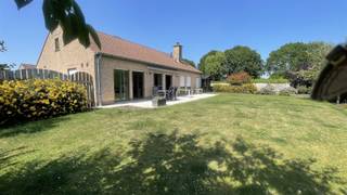 <p><span> Bungalow te koop te Uitkerke</span></p><p><span> komt tot rust in deze prachtige tuin,Bungalow met dubbele garage 2 slaapkamers living met houtkachel keuken, badkamer en ruime zolder voor verschillende doeleinden.</span></p><p><span> meer info Bel 050/41.55.50</span></p>