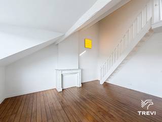 <p><strong>ELSENE – Ideaal gelegen op het Raymond Blyckaertsplein, op een steenworp van het Flageyplein, winkels, restaurants en openbaar vervoer, ruim appartement van ±128m² bewoonbare oppervlakte gelegen op de 3e verdieping. Het appartement bestaat uit een inkomhal met apart toilet, een zeer ruime woonkamer van ±37,5m² met een mooie bureauruimte op mezzanine van ±10,5m², een grote aparte volledig uitgeruste keuken van ±17,5m² (oven, kookplaat, dampkap, koelkast/vriezer, vaatwasser), een nachthal, twee mooie en grote slaapkamers van ±16m² en ±18m², en een complete badkamer (ligbad, douche, toilet, wastafel, wasmachine). Parkeerplaats inbegrepen in de huurprijs. Vaste kosten van € 100/maand (gemeenschappelijke delen). EPC E! Onmiddellijk vrij. Afmetingen worden ter indicatie gegeven.</strong><br /><br /></p>
<p></p>
<p><u>Op de 3e verdieping:</u></p>
<ul>
<li>Inkomhal met apart toilet</li>
<li>Woonkamer van ±37,5m² (5,5 x 6,9) met bureau op mezzanine van ±10,5m² (3,5 x 3)</li>
<li>Aparte volledig uitgeruste keuken van ±17,5m² (oven, kookplaat, dampkap, koelkast/vriezer, vaatwasser)</li>
<li>Nachthal</li>
<li>Slaapkamer van ±16m² (3,6 x 4,3)</li>
<li>Slaapkamer van ±18m² (4,5 x 4)</li>
<li>Badkamer (bad, douche, toilet, wastafel, wasmachine)</li>
</ul>
Parkeerplaats inbegrepen in de huurprijs