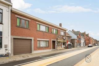 Ontdek dit bijzonder veelzijdige eigendom, bestaande uit een handelspand met atelier én een ruime gezinswoning. Dit pand biedt niet alleen een ideale combinatie van wonen en werken, maar vormt eveneens een interessante investeringsopportuniteit dankzij de grote bewoonbare oppervlakte en multifunctionele indeling.<br /><br />Het handelspand beschikt over een winkelruimte aan de straatzijde en een ruim atelier achteraan, momenteel ingericht als bakkerij, maar perfect geschikt voor diverse zelfstandige activiteiten. Daarnaast is er een keuken, badkamer, afzonderlijk toilet en bijzonder veel opbergruimte voorzien. Achteraan het perceel bevindt zich bovendien een feestzaaltje/polyvalente ruimte, evenals een tuin met tweede uitweg, wat extra mogelijkheden biedt op vlak van bereikbaarheid en gebruik.<br /><br />De woning en het handelsgedeelte beschikken over twee aparte ingangen: één via de winkel en één via de privatieve inkomhal, wat zorgt voor een praktische scheiding tussen privé en werk.<br /><br />Indeling woning: via de inkomhal bereikt u de ruime leefruimte. Op het gelijkvloers bevindt zich tevens een eerste slaapkamer. In de gang is er toegang tot de ruime en droge kelder. Op de eerste verdieping zijn er nog vijf volwaardige slaapkamers, ideaal voor grote gezinnen of extra ruimte.<br /><br />Dit eigendom biedt een unieke combinatie van ruimte, commerciële opportuniteiten en wooncomfort, gelegen op een centrale locatie in Deerlijk.<br /><br />Interesse in deze opportuniteit? feline@immobeguin.be