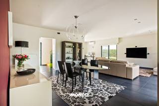 Welcome to this beautiful detached house located at Weerstanderslaan 47 - 2830 Willebroek! This house combines space, comfort, and an...