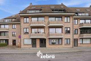 Deze residentie is gelegen vlakbij het hart van de bruisende stad Tielt. Verschillende kleinhandel, scholen, sportgelegenheden en horeca liggen op enkele ogenblikken van dit eigendom verwijderd. Denk maar aan de donderdagmarkt  en de boerenmarkt op zaterdag die zich beide op wandelafstand bevinden. <br /><br />Het appartement is gelegen op het gelijkvloers van de residentie. De lichtrijke leefruimte met grote ramen zorgen meteen voor een aangenaam ruimtegevoel en sluit mooi aan op de geïnstalleerde keuken met keukenberging. Verder zijn er twee slaapkamers, een badkamer en een apart toilet.<br />Het terras is een fijne plek om te ontspannen en is gelegen aan de achterkant van de residentie.<br /><br />Daarnaast beschik je over een extra berging op -1 en is er een mogelijkheid tot de aankoop van een ondergrondse garagebox voor 25.000,- euro. Kortom: een appartement met een praktische indeling, veel licht en alles binnen handbereik.<br /><br />Een bijkomend voordeel is het EPC-label D. Hierdoor is er voor dit appartement geen renovatieverplichting van toepassing. U kunt hier dus genieten van een comfortabel appartement zonder de verplichting om ingrijpende energetische renovatiewerken uit te voeren.<br /><br />Om u een beter beeld te geven van de mogelijkheden van dit appartement, werden enkele foto's virtueel ingericht.<br /><br /><strong>Ook wild geworden van deze thuis? <br />Twijfel niet langer en leg vandaag nog uw bezoek vast! </strong><br /> 