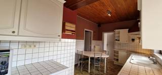 <br />Welgelegen EENGEZINSWONING, open bebouwing, type BUNGALOW (rustiek), met mooie tuin, aparte garage en aangename leefruimtes op 9 are 97 ca.<br />Indeling: Ruime inkom, living, volledige ingerichte keuken, ingerichte badkamer met aansluitingen voor de wasmachine/droogkast, apart wc; nachthal, 2 slaapkamers, vaste trap naar zolderverdieping. Hier bevindt zich nog een apart wc met douche. De huidige dubbele beglazing zal vervangen worden door volledig nieuwe ramen, ralkleur: beige, met rolluiken. de garage krijgt ook nieuwe ramen en sectionaal poort. ((Dubbele beglazing HR-glas, rolluiken)), centrale verwarming op aardgas. Het dak op de woning is nieuw en de elektriciteit is conform (vernieuwd in 2023). Berg-,voorraad en chauffagekelder.<br />Buiten: mooie aangelegde tuin, overdekt terras, en losstaande ruime garage. EPC: 342 kWh/m²jaar. De woning kan eventueel ook aangekocht worden: VP 442.000,00 euro, exclusief kosten;. Goede ligging en bereikbaarheid. Een praktische ingerichte woning! De woning is vrij .