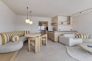 Op de Zeedijk van Knokke vinden we dit appartement te koop. Het appartement combineert een adembenemend frontaal zeezicht met een stijlvolle, hoogwaardige renovatie die tot in de kleinste details werd doorgevoerd.Met drie volwaardige slaapkamers en twee moderne badkamers biedt dit appartement alle comfort voor wie op zoek is naar een instapklare, exclusieve woonst aan zee. De royale gevelbreedte van meer dan 5,5 meter zorgt voor een ongeëvenaard ruimtegevoel en een panoramisch zicht dat elke dag opnieuw weet te verrassen.De ligging is werkelijk subliem: op wandelafstand van chique winkels, gezellige cafés, topgastronomie en culturele hotspots. Tegelijk geniet u van de rust en de klasse die zo typerend zijn voor dit deel van Knokke. Het strand ligt letterlijk voor de deur, en ook sport- en recreatiemogelijkheden zijn volop aanwezig in de nabije omgeving.Een privatieve kelder in de residentie zorgt voor extra bergruimte, en er is de mogelijkheid om een vlot toegankelijke autostaanplaats in de buurt aan te kopen.Indeling: - inkom met gastentoilet- leefruimte met open keuken- 3 slaapkamers, waarvan 2 volwaardig- 2 ingerichte badkamers- terrasIdeaal aanbod voor wie op zoek is naar een appartement te koop in Knokke. Wenst u meer informatie of een bezoek? Neem dan contact met onze vastgoedexpert Arne Vandierendonck via 0493 25 35 85 of arne.vandierendonck@dewaele.com