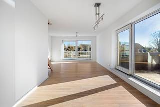 Gezellig en lichtrijk duplex-appartement met twee slaapkamers, bureau, 2 grote zonneterrassen en garagebox gelegen op een boogscheut van...