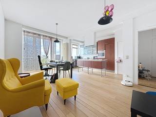 Klassiek<strong> 2 slaapkamer</strong> appartement <strong>met terras</strong> op de 10de verdieping . Het gebouw ligt op wandelafstand van winkels, parken en diverse horeca. <br /><br /><strong>Indeling:</strong> Inkomhal met diverse inbouwkasten; aparte wc; woonkamer op parket met panoramisch uitzicht; 2 slaapkamers waarvan 1 met terras; badkamer met ligbad en ophangdouche.<br /><br /><strong>Bijzonderheden:</strong>
<ul>
<li>Beschikbaar op 1 december 2026</li>
<li>Provisie algemene kosten: € 150,- (incl provisie verwarming en waterverbruik). </li>
<li>Het appartement dient bij vertrek wit geschilderd opgeleverd te worden.</li>
</ul>