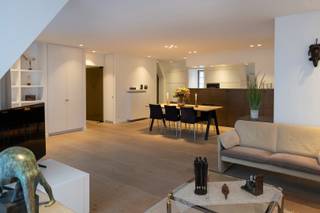 In de www.leopold3laan2.be (url kopiëren en plakken indien doorklikken niet lukt) in Kortrijk stellen we jou graag dit appartement voor. De combinatie van huiselijkheid en ligging is een grote troef. Het appartement bestaat uit een ruime leefruimte met aansluitend terras, stijlvolle keuken, wasberging, 2 slaapkamers, logeer- en bureauhoek, 2 badkamers, 2 afzonderlijke toiletten, zolderruimte, kelderberging en grote garagebox (is inbegrepen in de Direct Kopen prijs). Verder beschikt het appartement over heel wat inmaakkasten zowel in de leefruimte, hal als slaapkamers. En eens de trap moeilijker wordt, kan er een interne personenlift geïnstalleerd worden.<br /><br />Via www.leopold3laan2.be kan je een afspraak inplannen om een bezoek te brengen. Eveneens via de website verneem je veel meer, zoals een uitgebreide omschrijving, foto's, 360° rondgang, documenten, ...<br /><br />DIRECT KOPEN PRIJS: De vermelde prijs is een Direct Kopen prijs. Tegen deze prijs kan er onmiddellijk aangekocht worden zonder verdere prijsonderhandeling. Er kan ook steeds een bod worden uitgebracht via een transparante procedure waarover alles te lezen is op de website van het pand.<br /><br />Groeten, Hendrik van Henry Houser