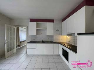 !!! BIEDINGEN VANAF 179.500,00€ WORDEN IN OVERWEGING GENOMEN !!!<br />* Een heel ruim appartement met tal van mogelijkheden in het volle centrum van Meulebeke<br />* Gelegen in hartje Meulebeke, 1 straat van Meulebeke Plaats, scholen, openbaar vervoer en winkels<br />* Bouwjaar 1959 - Renovatiejaar 2000<br />* Verdiep 0 : inkomhal - ruime garage met automatische sectionale poort<br />* Verdiep 1 : inkomhal - living - keuken - wasruimte - badkamer - 3 slaapkamers - bergruimte - ruim zonnig terras<br />* Verdiep 2 : zolder waar er 3 extra slaapkamers kunnen ingericht worden (bereikbaar via uitschuiftrap in de inkomhal)<br />* Centrale verwarming op aardgas<br />* EPC 531 kWh / (m² jaar) UC 3568018 (LABEL F)<br />* Gvg/Wg/Gvv/Gvkr/Gmo<br />* Beschikbaar bij notariële akte