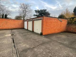 De garagebox is beschikbaar vanaf 15 januari 2026. Het betreft de garage rechts in de hoek.De garage is opgebouwd met betonnen wanden en vloer, en...