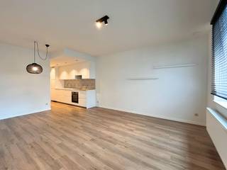 Zeer gezellig en quasi nieuwbouwappartement in het centrum van Heist, op korte afstand van het station, het strand en alle dagdagelijkse voorzieningen (bakkers, slagers, Delhaize, …). Het gebouw dateert van 2018 en is volledig conform met de hedendaagse energienormen. Dit vertaalt zich in een energielabel A (E-peil 50).<br /><br />Het appartement bevindt zich op het gelijkvloers van een mooi gebouw. Ook het appartement werd smaakvol ingericht met mooie materiaalkeuzes doorheen het appartement. <br /><br />Indeling: inkomhal met apart toilet, een prachtige keuken met de nodige toestellen, een aparte berging met wasmachine-aansluiting, een mooie leefruimte met een keramisch parket, een volwaardige slaapkamer en badkamer met een prachtige inloopdouche. Heerlijk ingesloten terras aan de achterzijde. <br /><br />Private kelderberging en fietsenstalling in het gebouw inbegrepen. <br /><br />Bezoeken? Contacteer Sacha Vanrafelghem op GSM 0487/43.79.10.