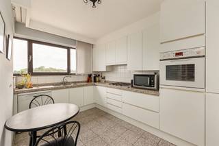 <p><span> </span></p><p><span>Vivre entre trois parcs, avec la ville et le calme à portée de main ? C'est ce qui se passe ici, dans cette résidence des années 90 bien entretenue à Deurne-Zuid. Cet appartement spacieux (+/- 140m²) situé au quatrième étage combine un énorme espace de vie, quatre chambres à coucher, deux terrasses et une belle vue dégagée sur la verdure.’Le garage box obligatoire (€35.0000,00) est particulièrement fonctionnel avec ses 25m², l'EPC favorable et la situation privilégiée près du Boekenbergpark ne sont qu'un bonus.</span></p><p><span> </span></p><p><span>Lumière, espace &amp; vues</span></p><p><span>L'ascenseur vous conduit au quatrième étage de l'immeuble, où vous pénétrez dans un vaste hall d'entrée carrelé de marbre, avec des vestiaires pratiques et une porte de sécurité. Le hall constitue le cœur de l'appartement et donne accès à toutes les pièces. L'ouverture est immédiatement apparente, tout comme l'abondance de lumière qui pénètre magnifiquement dans l'ensemble de l'appartement.</span></p><p><span>À l'avant se trouve l'impressionnant espace de vie de pas moins de 50 m², doté d'un élégant sol en marbre et de grandes fenêtres coulissantes mur à mur. Grâce à l'orientation sud, vous pouvez profiter de la lumière naturelle et d'une vue magnifique sur la verdure environnante tout au long de la journée. Il y a suffisamment de place pour un grand coin salon, un bureau et une généreuse table à manger. Par la fenêtre coulissante, vous accédez à la terrasse ensoleillée, où vous pouvez vous asseoir en toute tranquillité et avec un peu d'intimité.</span></p><p><span>À côté se trouve la cuisine bien entretenue, avec un plan de travail en granit, des placards blancs sans poignées et beaucoup d'espace de rangement. Elle est équipée d'une plaque de cuisson au gaz, d'une hotte aspirante, d'un double évier en acier inoxydable, d'un lave-vaisselle et d'un four à convection. Adjacente à la cuisine, une buanderie/rangement pratique est équipée d'un lave-linge et d'un sèche-linge.</span></p><p><span> </span></p><p><span>Quatre chambres à coucher &amp; deux terrasses</span></p><p><span>Les quatre chambres à coucher sont situées à l'arrière de l'appartement, au calme. La chambre principale de 20 m² peut accueillir un grand lit double et une grande armoire, tandis que les autres chambres peuvent parfaitement servir de chambre d'enfant, de chambre d'amis, de bureau ou de salle de loisirs. L'une des chambres est actuellement meublée d'un bureau encastré, idéal pour les devoirs ou l'étude des enfants.</span></p><p><span>Les chambres s'ouvrent sur la deuxième terrasse, orientée au nord, d'où l'on aperçoit la cime des arbres et le Rivierenhof au loin. Grâce à l'impasse située à l'arrière, vous bénéficiez ici d'une tranquillité accrue.</span></p><p><span>La salle de bains est spacieuse et bien entretenue, avec une baignoire avec pare-douche, un double lavabo avec des armoires de toilette et un WC. Il y a également des toilettes séparées pour les invités dans le hall d'entrée.</span></p><p><span> </span></p><p><span>Une vie verte à proximité de la ville</span></p><p><span>Vous vivez ici dans un quartier recherché de Deurne-Sud, entièrement développé et entouré de verdure. Le Rivierenhof, le Te Boelaer Park et le Boekenberg Park sont tous proches, idéaux pour se promener, faire du sport ou se détendre. Le café Exter est également accessible à pied. Les supermarchés, les magasins, les écoles et les transports publics sont tous à proximité immédiate. De plus, grâce à la proximité du Ring et du Singel, vous pouvez entrer et sortir de la ville en un rien de temps.</span></p><p><span> </span></p><p><span>Avantages</span></p><p><span>4 chambres à coucher ; énorme espace de vie (50 m²) ; 2 terrasses ; garage box spacieux et cave avec électricité à proximité de l'ascenseur ; porte de sécurité ; vidéophone ; volets roulants ; résidence bien entretenue ; conforme à l'ascenseur ; conforme à la toiture ; EPC favorable ; exempt d'amiante ;</span></p><p><span> </span></p>