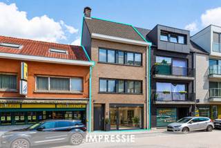 <p><strong>Handelspand met duplexwoning en tuin in het centrum van Aartselaar<br /><br /></strong>Op een uitstekende commerciële locatie in het centrum van Aartselaar bevindt zich dit veelzijdige pand met een totale bruikbare vloeroppervlakte van ca. 198 m². De combinatie van een handelsruimte op het gelijkvloers en een duplexwoning op de verdiepingen maakt dit eigendom bijzonder geschikt voor ondernemers, vrije beroepen of investeerders.<br /><br />De gelijkvloerse verdieping is ingericht als commerciële ruimte en beschikt over een brede etalage die zorgt voor een sterke zichtbaarheid in het straatbeeld. Vooraan bevindt zich een verzorgde, lichtrijke verkoopruimte met onthaalbalie. Aansluitend is er een praktische werkzone, vanwaaruit ook de ruime achterliggende tuin bereikbaar is.<br /><br />Op de eerste verdieping bevindt zich het woongedeelte. De lichtrijke leefruimte sluit rechtstreeks aan op de volledig geïnstalleerde, afzonderlijke keuken.<br /><br />De tweede verdieping omvat twee volwaardige slaapkamers (ca. 12 en 13m²), een badkamer en een apart toilet.<br /><br />Daarnaast beschikt het pand over een ruime zolderverdieping met heel wat potentieel. Deze ruimte kan, mits de nodige aanpassingen, worden ingericht als bijkomende slaapkamer, hobbyruimte of praktische berging.<br /><br /><strong>Troeven van dit eigendom:<br /></strong>- Combinatie van handel en wonen onder één dak<br />- Centrale ligging in de winkelstraat van Aartselaar<br />- Brede etalage met uitstekende commerciële zichtbaarheid<br />- Duplexwoning met veel natuurlijke lichtinval<br />- Grote tuin, bereikbaar via het gelijkvloers en trap eerste verdieping<br />- Twee slaapkamers en een ruime, polyvalente zolder<br />- Basisakte aanwezig<br />- Interessant voor zowel eigen gebruik als investering<br /><br />Bent u op zoek naar een veelzijdig eigendom waar ondernemen en wonen moeiteloos samengaan? Dan biedt dit pand een mooie kans op een strategische locatie in het centrum van Aartselaar.</p>