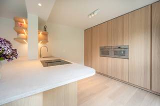 Volledig en met enorm veel smaak gerenoveerde villa met één van de mooiste tuinen van Knokke, 4 slaapkamers en heel veel lichtinval gelegen is een rustige villawijk te Knokke-Heist. Deze PRACHTIGE en stijlvolle villa omvat een inkomhal met gastentoilet en vestiaireruimte, aangename en gezellige leefruimte met aparte zithoek en eetplaats uitgevend op een prachtige keuken voorzien van alle toestellen. Verder is er een grote garage met bergruimte en wasplaats. Op de verdieping zijn er 4 slaapkamers met ingemaakte kasten, een mooie badkamer met inloopdouche, een tweede douchekamer en een apart toilet. Deze villa is omgeven door één van de mooiste tuinen van Knokke met heel veel privacy en de perfecte oriëntatie. EXCLUSIEF aanbod op een presidentiële ligging te Knokke-Heist.