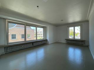 Met 2 slaapkamers, een terras is dit een standaard maar gezellige woning.<br /><br />Het appartement heeft een ruime woonkamer met veel natuurlijk lichtinval en een open keuken. De keuken is voorzien van alle apparatuur en biedt voldoende opbergruimte. De twee slaapkamers zijn ruim en bieden voldoende privacy. De badkamer is voorzien van een douche en een wastafel.<br /><br />De ligging van het appartement is ideaal, met winkels, scholen en openbaar vervoer op korte afstand. Daarnaast zijn er ook verschillende wandel- en fietsroutes in de buurt, waardoor u optimaal van de natuur kunt genieten.<br /><br />Kortom, dit appartement is ideaal voor wie op zoek is naar een gezellige, standaard woning in een rustige omgeving. Met 2 slaapkamers, een terras en een gunstige ligging, is dit de perfecte plek om te wonen.