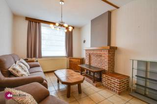 <p><span>Te renoveren woning op bereikbare locatie in Boortmeerbeek</span></p><p><span> </span></p><p><span>Welkom in deze halfopen bebouwing die uitblinkt door haar basis en haar ligging. Dit is de ideale plek voor wie op zoek is naar een huis dat nog volledig naar eigen smaak en persoonlijke wensen kan worden ingericht en gemoderniseerd.</span></p><p><span> </span></p><p><span>De binnenzijde van de woning verrast door haar logische indeling en de overvloed aan natuurlijk licht. De inkomhal, met toegang tot de kelder, neemt je mee naar de leefruimte met zit- en eetgedeelte. De keuken, uitgerust met alle comfort, geeft je toegang tot de badkamer met toilet, wastafel & douche en de ruime veranda waar het heerlijk vertoeven is.</span></p><p><span> </span></p><p><span>Via de trap kom je op de eerste verdieping. Hier kan je 2 ruime slaapkamers terugvinden. De woning beschikt bijkomend ook nog over een ruime zolderverdieping die een enorme meerwaarde biedt. Deze ruimte leunt zich perfect voor de inrichting van een royale derde slaapkamer, een home-office of een hobbyruimte waardoor de woning moeiteloos kan meegroeien met jouw behoeften.<br /><br /></span></p><p><span>Buiten geniet je van een aangename tuin waar je in alle rust kan ontspannen, terwijl de centrale ligging ervoor zorgt dat je nooit ver verwijderd bent van de dagelijkse voorzieningen. De gunstige locatie nabij belangrijke invalswegen maakt deze woning bovendien uiterst interessant voor wie vlot woon-werkverkeer richting Antwerpen, Mechelen, Leuven of Brussel belangrijk vindt. </span></p><p><span> </span></p><p><span>Kortom: een woning met enorm veel potentieel op een toplocatie die klaar is om getransformeerd te worden!</span></p><p><span> </span></p><p><span>Contacteer ons voor een bezoek!</span></p><p><span> </span></p><p><span>015 20 36 00 – <span>info@domoxim.be</span></span><span> </span></p><p><span> </span></p><p><span>domoXim. Waar dromen thuis komen!</span></p><p><span> </span></p><p><span>Ook de waarde van je </span><span>eigen</span><span> woning kennen? Wij geven je graag advies.</span></p><p><span> </span></p><p><span>Dit pand is onderworpen aan de renovatieverplichting van de Vlaamse overheid voor residentiële gebouwen (behoudens bij sloop binnen 6 jaar na de aankoop). Consulteer voor meer informatie de website van het Vlaams Energie- en Klimaatagentschap via https://www.vlaanderen.be/een-huis-of-appartement-kopen/renovatieverplichting-voor-residentiele-gebouwen</span></p>