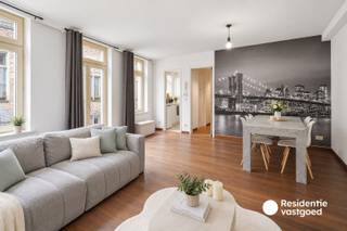 Op een absolute toplocatie in het historische hart van Brugge, op wandelafstand van de Grote Markt, winkels, horeca en tal van andere voorzieningen, bevindt zich dit lichtrijke appartement van ca. 90 m² op de eerste verdieping.<br />Het appartement omvat een inkomhal, een ruime leefruimte van ca. 30 m² met bijzonder veel natuurlijke lichtinval, een afzonderlijke keuken, twee slaapkamers, een badkamer, apart toilet en een aangenaam stadsterras.<br />Hoewel het appartement zowel technisch als naar afwerking toe nog renovatie vraagt, biedt het een uitstekende opportuniteit om het volledig naar eigen smaak en hedendaagse normen te moderniseren. Een belangrijke troef is alvast het gunstige EPC-label B, waardoor er geen renovatieplicht van toepassing is.<br />Het appartement is momenteel verhuurd en kan daardoor zowel interessant zijn voor eigen bewoning alsook voor wie op zoek is naar een investering op een uitzonderlijk centrale ligging in Brugge!<br />De vermelde prijs is een richtprijs. Elk bod hoger of lager dan de vermelde prijs wordt overgemaakt aan de eigenaar die zich het recht voorbehoudt om dit al dan niet te aanvaarden. (Vg, Gmo, Wche, Gvkr, Gvv)