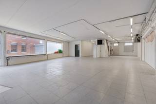 Multifunctioneel handelspand met opslagplaats te huur van ca. 852m² in het centrum van Wevelgem. Dankzij de grote vitrine is de...