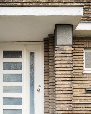 <strong>Uitzonderlijk aanbod aan het Miljoenenkwartier - Bijzonder karaktervolle, op te frissen, art-déco woning met fenomenale stadstuin nabij het Paul De Smet de Naeyerpark.</strong><br /><em> <br />Voor meer informatie, mail naar info@carloeggermont.be</em><br /> <br />Deze uitzonderlijke interbellumwoning (bj. 1931) met stadstuin, met ligging aan het Miljoenenkwartier, beschikt over een perceeloppervlakte van 367 m<sup>2</sup> en een vloeroppervlakte van 449 m<sup>2</sup>.<br /> <br />De goed behouden charme van de woning is bijzonder voelbaar in zowel het exterieur als het interieur. Authentieke vloeren, bogen, schouwen… maar ook de details zoals het voegwerk en detaillering van de baksteenarchitectuur van de voorgevel.<br /> <br />Dankzij de royale oppervlakte en functionele indeling leent de woning zich perfect voor een ideale gezinswoning of zelfs de combinatie woon/werk.<br /> <br />Als extra troef is de woning voorzien van een privatieve oprit en inpandige garage.<br /> <br />Dit is een architecturale parel met bijzonder veel potentieel en de mogelijkheid tot het creëren van een eigen verhaal.<br /><strong> <br />Een werkelijk uniek pand dankzij de grandeur, ligging en bijzonder tuin met talloze mogelijkheden.</strong><br /> 