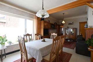 <p><span>Bienvenue dans cette charmante maison familiale bien entretenue, située au calme à Anzegem. Cette propriété bien entretenue combine une atmosphère chaleureuse et accueillante avec une quantité surprenante d'espace et un agencement pratique, idéal pour les familles ou les couples à la recherche d'une maison confortable avec du potentiel.</span></p><p><span>En entrant, vous êtes accueilli dans un espace de vie lumineux avec un coin salon confortable, une cheminée confortable et une salle à manger attenante. Les finitions en bois chaud et les grandes fenêtres créent une sensation agréable et invitante dans toute la maison. La salle à manger, directement reliée au salon, offre suffisamment d'espace pour passer des moments agréables en famille.</span></p><p><span>La cuisine fonctionnelle dispose de nombreux placards et de tous les équipements nécessaires au confort quotidien. En outre, la maison dispose d'un garage/rangement très spacieux, idéal pour garer une voiture, des vélos, une salle de loisirs ou un espace de stockage supplémentaire.</span></p><p><span>Au premier étage se trouvent trois chambres à coucher, dont deux sont spacieuses et bénéficient d'une grande luminosité. La troisième chambre pourrait parfaitement servir de chambre d'enfant, de bureau ou de salle de loisirs. La salle de bains est pratique et offre tout le confort nécessaire.</span></p><p><span>A l'extérieur, vous profiterez d'un jardin profond et ensoleillé avec beaucoup d'intimité, parfait pour les familles avec enfants, les amateurs de jardinage ou les personnes qui aiment passer du temps à l'extérieur. Grâce au terrain de 301 m², vous disposez de beaucoup d'espace extérieur pour vous détendre.</span></p><p><span>La propriété offre une base solide et a toujours été bien entretenue. Sous réserve de rafraîchissements, cette propriété peut être entièrement adaptée à votre goût et au confort de vie contemporain.</span></p><p><span>Avantages :</span></p><ul><li><span>Surface habitable de 154 m² </span></li><li><span>3 chambres à coucher </span></li><li><span>Grand espace de vie avec poêle</span></li><li><span>Grand garage/rangement </span></li><li><span>Jardin ensoleillé avec beaucoup d'intimité </span></li><li><span>Maison bien entretenue </span></li><li><span>Situation centrale à proximité des magasins, des écoles et des routes principales </span></li></ul><p><span> </span></p><p><span>Une opportunité idéale pour ceux qui recherchent une maison familiale confortable avec de l'espace, du caractère et des possibilités au cœur d'Anzegem.</span></p>