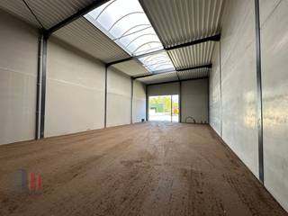 Nieuwbouw <strong>KMO-unit van 249 m²</strong> met <strong>130 m² kantoorruimte</strong> te koop en 4 privatieve parkeerplaatsen.<br />De loods maakt deel uit van <strong>“Apollo”</strong>, een gloednieuw KMO-project bestaande uit diverse multifunctionele units vanaf 175 m² tot 2.500 m² , waaronder enkele met kantoorverdieping. Deze ontwikkeling ligt op <strong>minder dan 2 km</strong> van het op- en afrittencomplex van de <strong>E17 te Waregem</strong> – een absolute <strong>toplocatie</strong> voor ondernemers die belang hechten aan bereikbaarheid in een bedrijvige regio.<br /><br />De<strong> casco magazijnruimtes </strong>(brandklasse C) zijn opgebouwd uit een duurzame staalstructuur met geïsoleerde sandwichpanelen met afwerkingspaneel. Ze beschikken over een <strong>vrije hoogte van 6 meter</strong>, wat zorgt voor een optimaal gebruik van de ruimte. Elke unit is standaard uitgerust met een <strong>automatische sectionale poort</strong> (4 m B x 4,2 m H) met aparte toegangsdeur en bovenlicht, een lichtstraat met geïntegreerde RWA-koepel en een slijtvaste <strong>polybetonvloer </strong>(1T/m²). Tevens beschikt elke unit over een individuele regenwaterput van 15.000L.<br /><br />De <strong>casco kantoorruimte</strong> is gelegen op de <strong>1ste verdieping</strong> en is voorzien van een gemeenschappelijke<strong> trappenhal met lift</strong>. De grote raampartijen zorgen voor veel <strong>natuurlijk lichtinval</strong> en zorgen voor een aangenaam werkklimaat.<br /><br />Per unit zijn <strong>minstens twee privatieve parkeerplaatsen voorzien</strong> (niet inbegrepen in de verkoopprijs). De loodsen zijn ideaal voor uiteenlopende doeleinden zoals atelier, opslag en distributie in combinatie met kantoor/showroom.<br /><br />De middelenverbintenis met betrekking tot de oplevering van blok 1 is gepland voor het <strong>vierde kwartaal van 2026</strong>. Grijp nu je kans en investeer in een toekomstgerichte werkomgeving op een toplocatie!<br /><br /><span><span>Contacteer <strong>PANORAMA B2B</strong> voor bijkomende (technische) inlichtingen, plannen of een vrijblijvend <strong>plaatsbezoek 056 222 256.</strong></span></span>