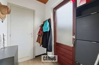 <p><span>HALFOPEN GELIJKVLOERSE WONING MET DRIE SLAAPKAMERS </span></p><p><span>Deze praktische halfopen bungalow bevindt zich in een doodlopende straat in een aangename residentiële woonwijk en biedt het voordeel van volledig gelijkvloers wonen.</span></p><p><span>Met een bewoonbare oppervlakte van 138 m² beschikt deze woning over een praktische indeling en tal van mogelijkheden voor wie op zoek is naar een comfortabele gezinswoning.</span></p><p><span>Bij het betreden van de woning komt u terecht in een lichtrijke leefruimte met aansluitend de keuken. Verder zijn er 3 volwaardige slaapkamers, een badkamer en een aparte wasplaats, wat zorgt voor extra gebruiksgemak in het dagelijkse leven.</span></p><p><span>Buiten geniet u van een ruime, zuidwestgerichte tuin waar u optimaal profiteert van de namiddag- en avondzon. Het overdekte terras vormt een aangename plek om het hele jaar door buiten te ontspannen. Daarnaast beschikt de woning over een tuinhuis, extra buitenruimte én een ruime garage met automatische poort.</span></p><p><span>Een bijkomende troef is de aanwezige zolder, ideaal als extra bergruimte.</span></p><p><span>De woning werd gebouwd in 1983 en biedt de mogelijkheid om naar eigen smaak verder te moderniseren. Dankzij het EPC-label D is er geen renovatieplicht van toepassing, waardoor u gefaseerd kunt vernieuwen volgens eigen wensen en budget. Bovendien zorgen de aanwezige zonnepanelen reeds voor een extra meerwaarde op vlak van energieverbruik.</span></p><p><span>De ligging is bijzonder interessant: in een rustige woonomgeving en toch op slechts enkele minuten van het centrum van Genk, met een vlotte verbinding naar winkels, scholen, openbaar vervoer en belangrijke invalswegen.</span></p><p><span> </span></p><p><span>Troeven op een rij</span></p><ul><li><span>Halfopen bebouwing bungalow (alles op het gelijkvloers)</span></li><li><span>3 volwaardige slaapkamers</span></li><li><span>Rustige ligging in doodlopende straat</span></li><li><span>Zonnepanelen aanwezig</span></li><li><span>EPC D geen renovatieplicht</span></li><li><span>Slechts enkele minuten van centrum Genk</span></li></ul><p><span> </span></p><p><span>Interesse in deze rustig gelegen bungalow met veel potentieel in Genk? Contacteer ons voor meer informatie of een bezoek ter plaatse via </span><span>011 36 24 24 of </span><span><span>info@canius.be</span></span><span>.</span></p><p><span> </span></p><p><span>*Deze gegevens zijn louter ter informatieve titel. De vermelde oppervlaktes zijn slechts indicatie. Canius Real Estate kan niet verantwoordelijk gesteld worden voor de juistheid van de aan haar verstrekte gegevens.</span><span> </span></p>