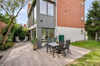 <p><strong>Aan de Verenigde Natieslaan 109 in Hoboken vindt u deze lichtrijke, halfopen bel-etage met drie slaapkamers, een inpandige garage en een L-vormige tuin. De woning werd op verschillende punten vernieuwd en biedt naast een praktische indeling ook zonnepanelen met thuisbatterij.</strong></p>
<p><strong>De ligging nabij de grens met Hemiksem combineert dagelijkse voorzieningen met groen en recreatie. Winkels, scholen en openbaar vervoer bevinden zich in de omgeving. Voor een wandeling kunt u terecht bij Fort 8, terwijl de sportvoorzieningen van Sorghvliedt verschillende mogelijkheden bieden om actief te ontspannen.</strong></p>
<p><span>Via de ruime inkomhal bereikt u op het gelijkvloers de garage en de afzonderlijke wasruimte. Achteraan bevindt zich de veranda met jacuzzi en stoomcabine. Van hieruit heeft u rechtstreeks toegang tot de L-vormige tuin, waar u buiten kunt eten of rustig genieten.</span></p>
<p><span>Op de eerste verdieping bevindt zich de leefruimte met een comfortabele zithoek en plaats voor een grote eettafel. De brede ramen vooraan en de grote glaspartijen achteraan zorgen voor veel natuurlijk licht. De vergunde achterbouw werd in 2017 gerealiseerd en geeft het woongedeelte extra ruimte.</span></p>
<p><span>De keuken werd eveneens in 2017 gerenoveerd en kreeg recent nieuwe fronten. Ze biedt zicht op de tuin en beschikt over airconditioning. Een brede hal en een apart toilet vervolledigen deze verdieping.</span></p>
<p><span>De tweede verdieping telt drie slaapkamers en de badkamer. De hoofdslaapkamer is voorzien van airconditioning. De kleinste slaapkamer is ook geschikt als bureau of dressing. De tegelvloeren op de onderste niveaus en het laminaat op de slaapverdieping zijn makkelijk te onderhouden.</span></p>
<p><span>Ook op technisch vlak werd in de woning geïnvesteerd. Er zijn 17 zonnepanelen en een thuisbatterij van 16 kWh. Daarnaast zijn de gevels voorzien van spouwisolatie en beschikt het dak over 16 cm isolatie. De verwarming werkt op gas. Achteraan zijn zonnescreens aanwezig; de ramen aan de voorzijde hebben handmatige rolluiken.</span></p>
<p><span>Naast de inpandige garage kunt u een bijkomende garagebox aankopen voor € 23.500. Op de oprit voor deze garagebox is eveneens plaats voor een wagen. Via de poort in de tuin heeft u rechtstreeks toegang tot de garagebox.</span></p>
<p><span>Bijzonderheden:</span></p>
<ul>
<li><span>Halfopen bel-etage nabij de grens met Hemiksem</span><span></span></li>
<li><span>Winkels, scholen, openbaar vervoer en recreatie in de omgeving</span></li>
<li><span>Vergunde achterbouw uit 2017</span></li>
<li><span>Keuken gerenoveerd in 2017, met recent vernieuwde fronten</span></li>
<li><span>Airconditioning in de keuken en hoofdslaapkamer</span></li>
<li><span>17 zonnepanelen en thuisbatterij van 16 kWh</span></li>
<li><span>Nieuwe deuren sinds 2020 op de eerste en tweede verdieping</span></li>
<li><span>Zonnescreens achteraan en handmatige rolluiken vooraan</span></li>
<li><span>Optionele garagebox met ruimte om ervoor te parkeren: € 23.500<br /></span></li>
<li><span>Uitstekend EPC: EPC B, 125 kWh/(m² jaar)</span></li>
</ul>