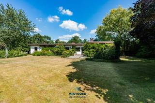 Gelegen nabij het centrum van Deurle en omgeven door groen, treffen we deze zeer ruime open bebouwing aan. Het huis heeft de volgende...