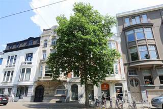 <p><span>Gent - Koning Albertlaan 136: Op zoek naar een ruim gerenoveerd appartement te huur nabije station Gent-Sint-Pieters? Dan is dit pand mogelijk iets voor u. </span></p><p><span> </span></p><p><span>De belangrijkste troeven in een notendop:</span></p><ul><li><span>Centraal gelegen nabij Sint-Pietersstation </span></li><li><span>Gerenoveerd appartement</span></li><li><span>Authentieke elementen behouden</span></li><li><span>Goed bereikbaar met openbaar vervoer, fiets en wagen</span></li></ul><p><span> </span></p><p><span>Indeling:</span></p><p><span>Gelegen op de eerste verdieping zonder lift.</span></p><p><span>Inkomhal met gastentoilet, ruime leefruimte die toegang verleend tot de volledig geïnstalleerde keuken, badkamer (bad, inloopdouche, toilet en lavabo), 2 slaapkamers + 1 dressing of bureau ruimte, terrasje.</span></p><p><span> </span></p><p><span>Beschikbaar vanaf heden. Domicilie verplicht.</span></p><p><span>Huurprijs: € 1.500/maand. EGW afzonderlijk af te rekenen. </span></p><p><span> </span></p><p><span>Heeft u interesse? Neem dan zeker contact met Axel Lenaerts makelaars voor meer info of voor via onze website.</span></p><p><span> </span></p>