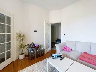 IXELLES, vlakbij de begraafplaats van Ixelles, appartement met 2 slaapkamers op de 1e verdieping van een gebouw zonder lift. Het appartement is als volgt ingedeeld: inkomhal, een slaapkamer van ±8 m², een slaapkamer van ±12 m², een woonkamer van ±13 m², een keuken (oven, kookplaat, afzuigkap, koelkast/diepvriezer), een badkamer (douche, apart toilet). Geen kelder. Beschikbaar vanaf 16/08/2026. EPB D-. Gemeenschappelijke kosten van 50 € voor de gemeenschappelijke ruimtes. Afmetingen ter indicatie.<br /><br />
<p><u>Op de 1e verdieping:</u></p>
<p></p>
<p>- Hal</p>
<p>- Slaapkamer ±8 m²</p>
<p>- Slaapkamer ±12 m²</p>
<p>- Woonkamer ±13 m²</p>
<p>- Keuken (oven, kookplaat, afzuigkap, koelkast/vriezer)</p>
<p>- Doucheruimte</p>
<p>- Toilet</p>