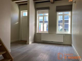 <p><span>INDELING</span></p><p><span> </span></p><p><span>Je komt de woning binnen in de living.</span></p><p><span>De woning straalt met zijn houten balken heel wat authenticiteit en warmte uit.</span></p><p><span>Verder heb je een mooie open keuken voorzien van alle comfort.</span></p><p><span>Vanuit de living heb je zicht op het ruim terras.</span></p><p><span>Verder heb je op de beneden verdieping nog een ruime garage, een berging en een apart toilet.</span></p><p><span>Op de eerste verdieping heb je 2 grote kamers, met aansluiting naar het terras. en een badkamer met douche van waar uit je ook naar het tweede ruim terras kan.</span></p><p><span>De woning is volledig geschilderd en grotendeels van gordijnen en armaturen voorzien.</span></p><p><span> </span></p><p><span>LIGGING</span></p><p><span> </span></p><p><span>De woning is gelegen in de Koningstraat, een rustige straat in centrum Oudenaarde.</span></p><p><span> </span></p><p><span> </span></p><p><span>Vraag uw bezoek aan via onze site immodhondt.be </span></p>
