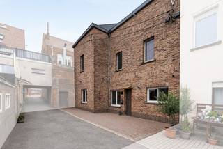 <p>Deze charmante woning in Lembeek werd bijna volledig gerenoveerd en biedt een aangename combinatie van karakter, comfort en een praktische ligging. De woning bevindt zich op korte afstand van scholen, openbaar vervoer en andere voorzieningen, wat het een bijzonder interessante woonlocatie maakt.</p><p>Via de inkomhal komt u in de leefruimte die bestaat uit een gezellige zithoek en een eetplaats. Dankzij de aanwezige raampartijen geniet de ruimte van een aangename lichtinval, wat bijdraagt aan een warme en uitnodigende sfeer.</p><p>Aansluitend bevindt zich de keuken die praktisch ingericht kan worden en voldoende mogelijkheden biedt voor dagelijks gebruik.</p><p>Een belangrijke troef van deze woning is het volledig vernieuwde dak. Dit zorgt voor een duurzame constructie en vormt een belangrijke investering die reeds werd uitgevoerd.</p><p>Op de verdiepingen bevinden zich de slaapkamers en de sanitaire ruimtes. De woning beschikt momenteel over slaapkamers en biedt bovendien de mogelijkheid om twee extra slaapkamers te creëren. Hierdoor kan de woning eenvoudig worden aangepast aan de noden van een groter gezin of aan wie extra ruimte wenst voor bijvoorbeeld een bureau of hobbyruimte.</p><p>De woning beschikt ook over een garage, wat een bijzonder praktische meerwaarde vormt voor parkeren of extra opslagruimte.</p><p>Een bijkomende troef is het EPC-label C. Dit betekent dat er geen renovatieplicht van toepassing is, wat extra zekerheid en comfort biedt voor toekomstige eigenaars.</p><p>De ligging in Lembeek vormt eveneens een belangrijk voordeel. U woont hier nabij scholen, openbaar vervoer en andere dagelijkse voorzieningen, terwijl u tegelijk geniet van een aangename woonomgeving.</p><p>Kortom, een charmante en grotendeels gerenoveerde woning met garage, vernieuwd dak en uitbreidingsmogelijkheden in Lembeek. Ideaal voor wie op zoek is naar een karaktervolle woning met potentieel op een praktische locatie. Contacteer ons gerust voor bijkomende informatie of om een plaatsbezoek te plannen.</p>