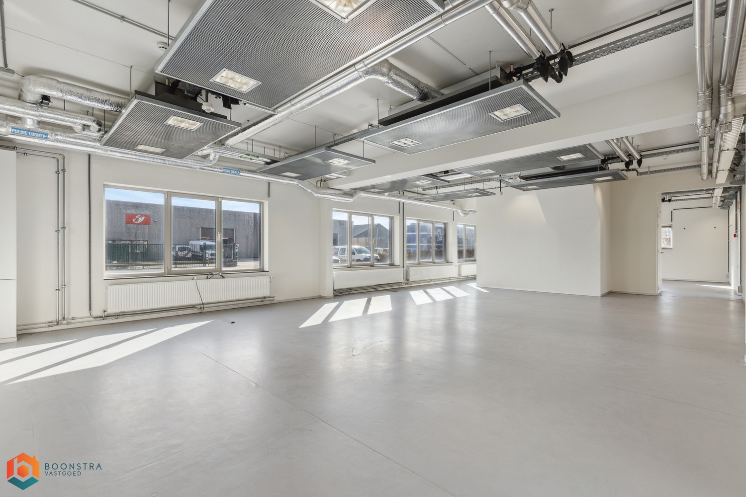 Veelzijdig kantoorgebouw met ruime parking op 2433 m² - foto 5