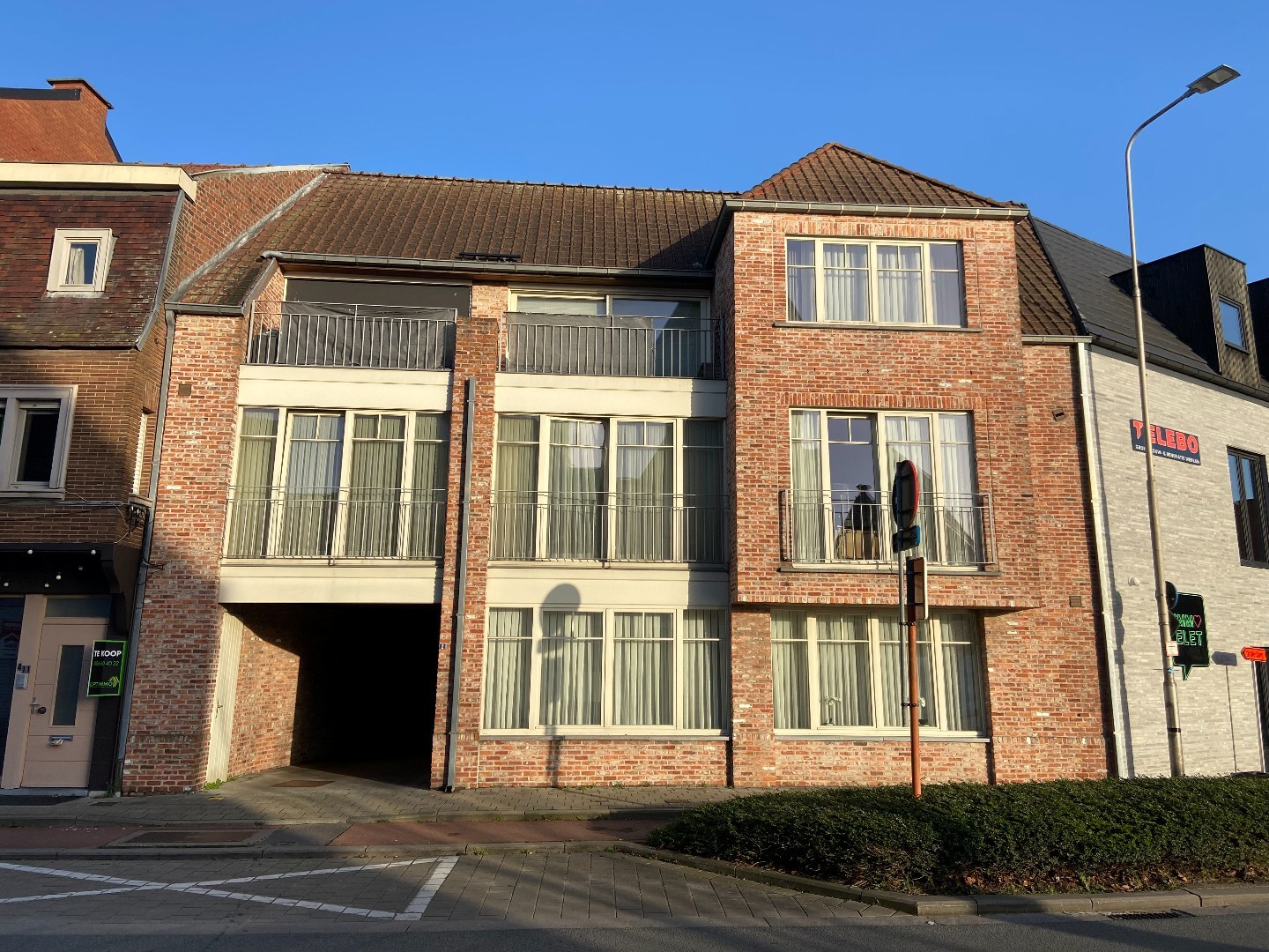 Centraal gelegen gelijkvloers appartement met 2 slaapkamers, groot terras en garage! - foto 2