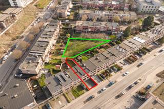 Ontdek deze prachtig totaal gerenoveerde woning (2025) aan de Laarsebaan 148 in Antwerpen. Met een bewoonbare oppervlakte van 161 m² en een perceel van 189 m² biedt deze instapklare woning alle comfort voor wie op zoek is naar ruimte, licht en een kwalitatieve afwerking.<br /><br />Zie alle info: https://laarsebaan148.be<br /><br />Indeling<br /><br />Gelijkvloers<br />• Ruime inkomhal / trappenhal<br />• Gastentoilet<br />• Inpandige garage met sectionaalpoort <br />(mogelijkheid tot uitbreiding naar 4de slaapkamer)<br />• Wasplaats / bergruimte<br /><br />1ste verdieping<br />• Trappenhal<br />• Lichtrijke eet- en leefruimte<br />• Moderne open keuken met alle comfort<br /><br />2de verdieping<br />• Trappenhal<br />• Slaapkamer 1 (15 m²)<br />• Slaapkamer 2 (14 m²)<br />• Slaapkamer 3 / bureauruimte (6 m²)<br /><br />Buitenruimte<br />• Perceel van 189 m²<br />• Aangelegde tuin met directe toegang tot een gezellige buurtspeeltuin<br />• Extra buitenparkeerplaats<br /><br />Troeven<br />• Kwalitatieve totaalrenovatie (2025)<br />• 3 volwaardige slaapkamers<br />• Lichtrijke leefruimte met open keuken<br />• Inpandige garage + extra buitenparkeerplaats<br />• Tuin met rechtstreekse toegang tot buurtspeeltuin<br />• Mogelijkheid tot creëren van een 4de slaapkamer<br />• Uitstekende bereikbaarheid<br /><br />Mis deze kans niet! Plan snel je bezoek en ontdek deze ruime woning zelf.<br />0496980710<br />kjento.van.hoydonck@albert.immo<br />www.albert.immo