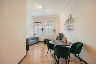 Ideaal startersappartement of interessante vastgoedbelegging (nettorendement 4,3%!) op de gelijkvloerse verdieping van een mooi gebouw in het bruisende 2060!

Het appartement is zeer centraal gelegen, en situeert zich aan het gezellige Kerkplein, op wandelafstand van winkels, scholen, openbaar vervoer, het Centraal Station, Park Spoor Noord en de AFAS Dome. Op slechts 5 minuutjes ben je op de ring, en met de fiets ben je zo op het Eilandje, in het oude centrum van Antwerpen, of het Zuid!
Door de centrale ligging en de nabijheid van de AFAS Dome is dit appartement uiterst geschikt om als Airbnb te verhuren.

Binnenkomen doe je in de leefruimte met zit- en eethoek. Deze ruimte en de bijhorende open keuken werden omgetoverd tot één open geheel. 
Door de hoge plafonds en het licht dat langs 2 kanten binnenstroomt, ervaar je een enorm ruimtelijk gevoel.
Centraal vind je de badkamer met douche, lavabo en toilet, en een berging/wasplaats.
Aan de achterzijde van het appartement ligt de slaapkamer, waar je kan genieten van een zalige nachtrust.
Tot slot is er nog een terrasje van 5,4 m² en een privatieve kelderberging.

PLUSPUNTEN
- Recent gerenoveerd (2023)
- Makkelijk verhuurbaar als Airbnb / woninghuur aan 895€ per maand
- Individuele nutsvoorzieningen
- Elektriciteit is conform
- Geen renovatieverplichting (EPC label C)
- Asbestveilig
- Kelderberging inbegrepen in de prijs
- Zeer lage maandelijkse kosten 
- Laag KI

Ben je gecharmeerd door dit mooie appartement? Maak dan snel een afspraak op 0477 349 279 of info@tensenvastgoed.be.