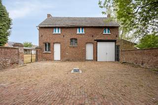 De prijs voor dit pand is inclusief de bouwzone rechts. 
Karaktervolle viergevelwoning op ruim perceel met bijkomende bouwmogelijkheden
Ontdek deze charmante viergevelwoning in authentieke pastorijstijl, gelegen op een uitzonderlijk ruim perceel en aangevuld met een bijgebouw en garage. Een eigendom die karakter, ruimte en toekomstmogelijkheden op een unieke manier combineert.
De bestaande woning charmeert meteen door haar typische architectuur en authentieke uitstraling. Het ruime perceel biedt niet alleen veel privacy en tal van mogelijkheden voor de huidige woning, maar beschikt bovendien over een belangrijke extra troef: de mogelijkheid om, indien gewenst, een bijkomende nieuwbouwwoning te realiseren.
Hierdoor is deze eigendom bijzonder interessant voor wie op zoek is naar meer dan alleen een woning. Bewoon of renoveer de bestaande karaktervolle woning en geniet van de royale buitenruimte, of benut het bijkomende bouwpotentieel als onderdeel van een toekomstgericht vastgoedproject.
Ook voor investeerders vormt dit een interessante opportuniteit. De combinatie van een bestaande vrijstaande woning, een groot perceel en bijkomende bouwmogelijkheden biedt verschillende perspectieven voor waardevermeerdering in een regio met aantrekkelijk vastgoedpotentieel.
Een veelzijdige eigendom voor wie karakter, ruimte én investeringsmogelijkheden weet te waarderen.

Download de brochure in bijlage.


